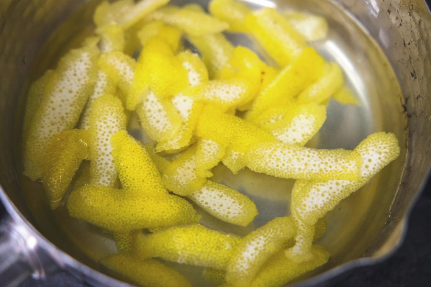 Příprava sezónních ingrediencí — zelenina a bylinky v kuchyni
